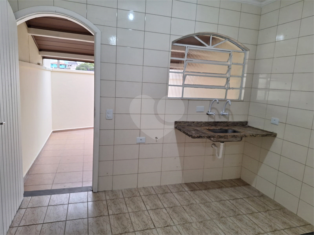 SOBRADO COM 02 VAGAS NA GARAGEM 