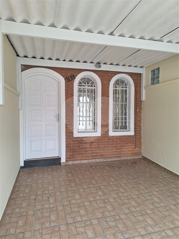 SOBRADO COM 02 VAGAS NA GARAGEM 