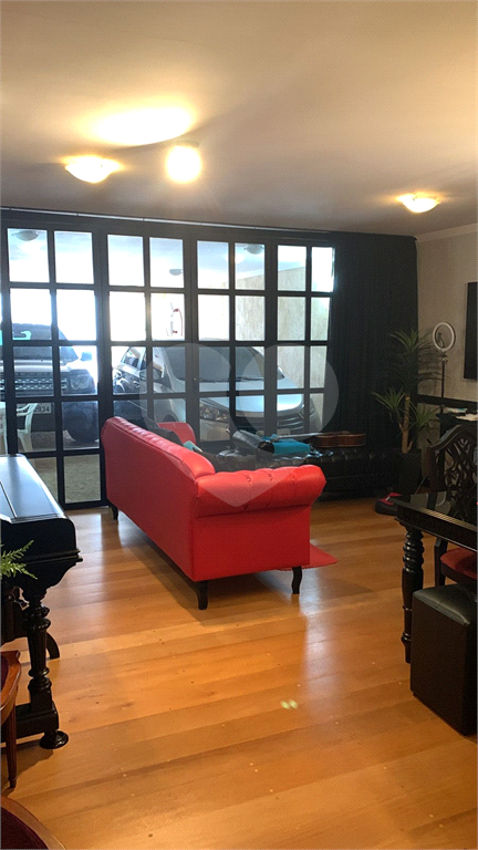 Sobrado de 330m² a venda no Horto Florestal 4 dormitórios, 1 suite, 4 banheiros ,4 vagas cobertas2