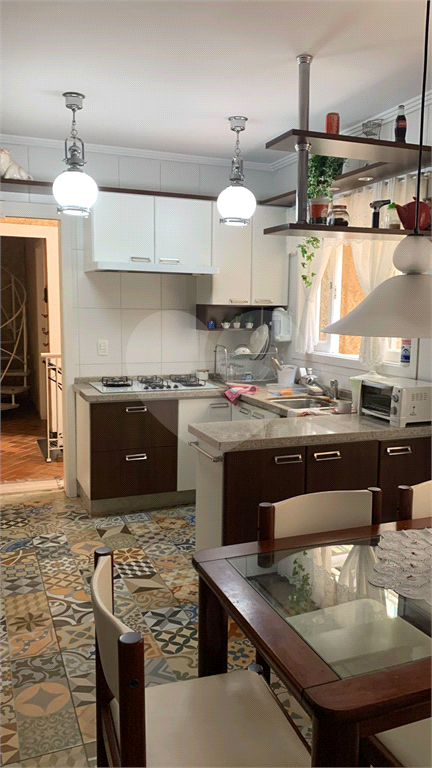 Sobrado de 330m² a venda no Horto Florestal 4 dormitórios, 1 suite, 4 banheiros ,4 vagas cobertas2