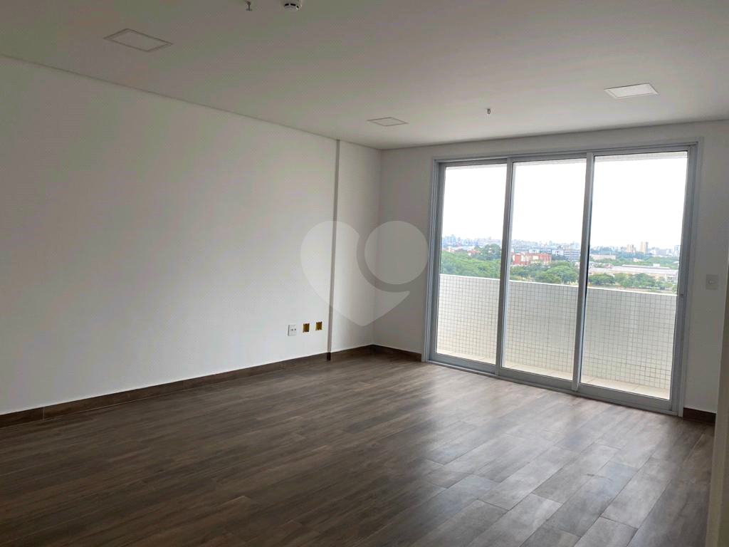 Sala comercial 200 m metro Santana