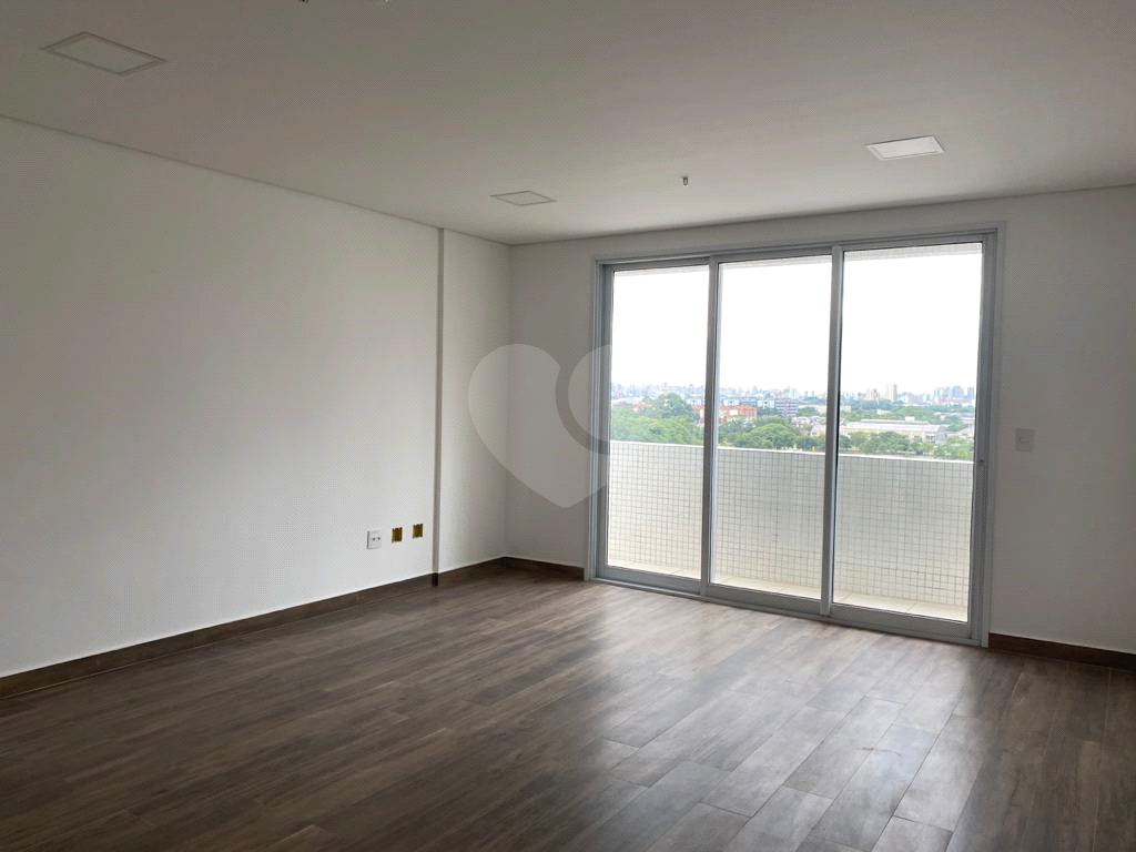 Sala comercial 200 m metro Santana