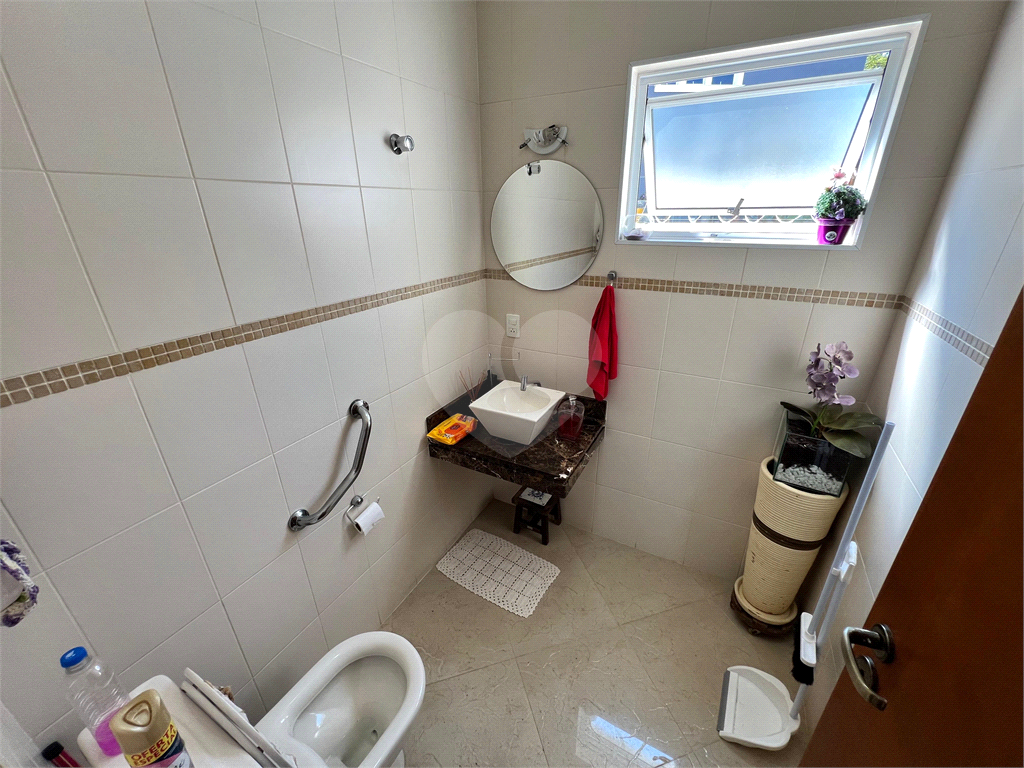 Vende-se: Sobrado com 4 Suítes, Condomínio Fechado, início da subida da Serra da Cantareira.