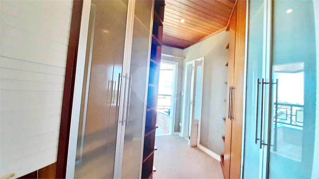 Condomínio Fechado Alto Padrão ao Pé da Serra da Cantareira com 4 suítes. 500 M²