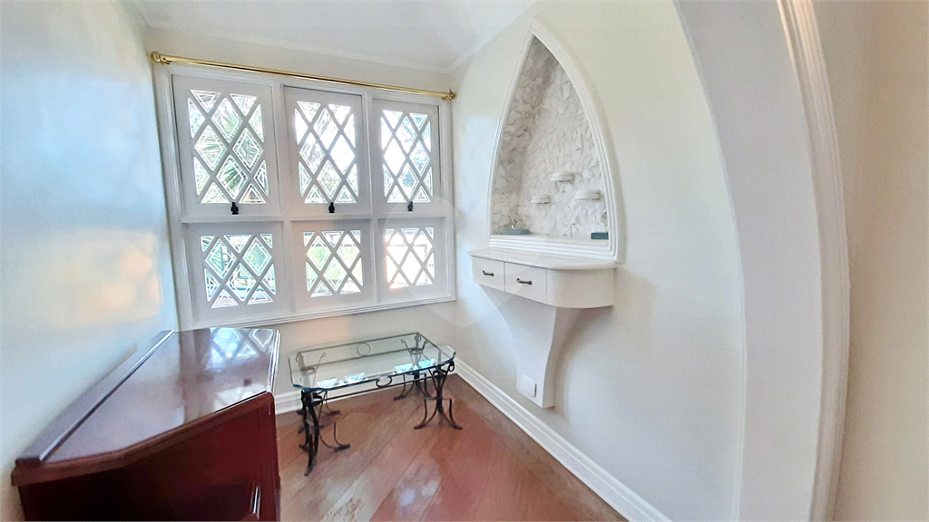 Condomínio Fechado Alto Padrão ao Pé da Serra da Cantareira com 4 suítes. 500 M²