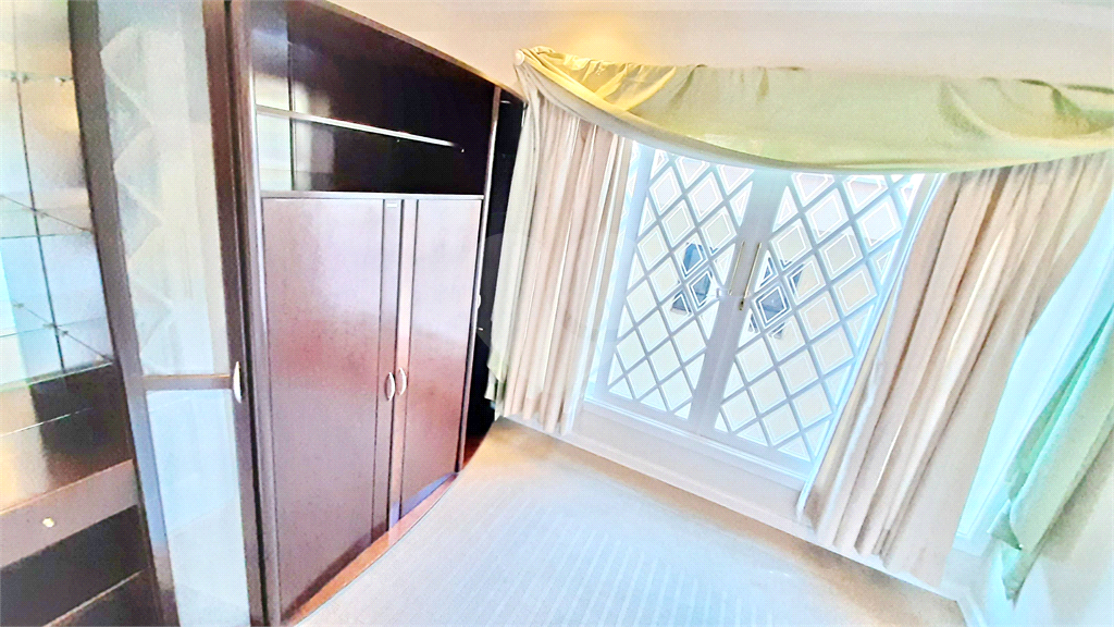 Condomínio Fechado Alto Padrão ao Pé da Serra da Cantareira com 4 suítes. 500 M²