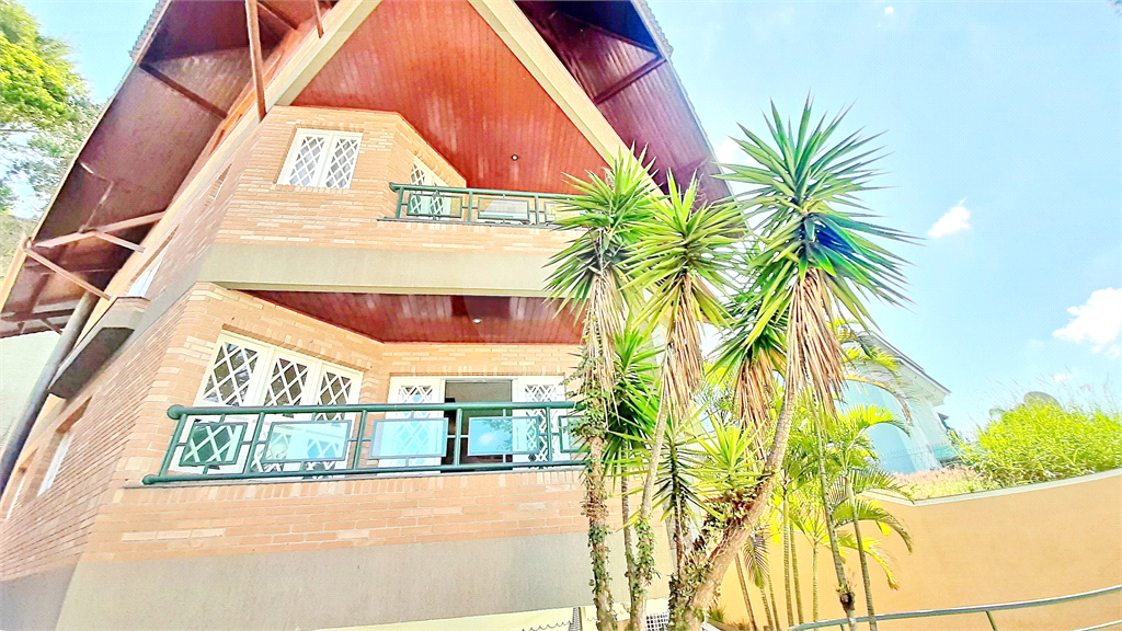 Condomínio Fechado Alto Padrão ao Pé da Serra da Cantareira com 4 suítes. 500 M²