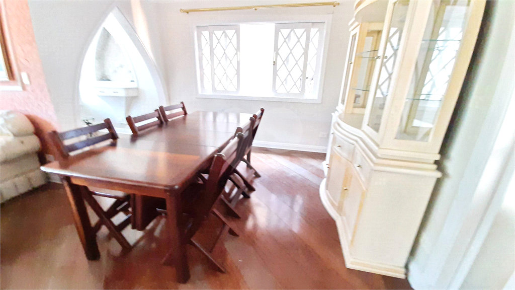 Condomínio Fechado Alto Padrão ao Pé da Serra da Cantareira com 4 suítes. 500 M²