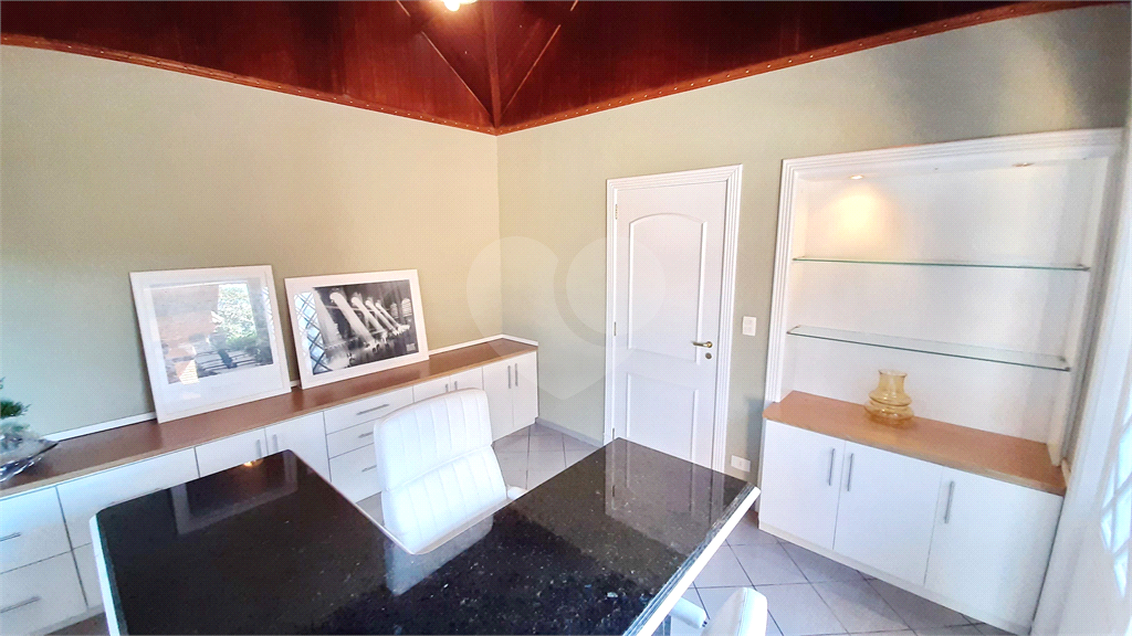 Condomínio Fechado Alto Padrão ao Pé da Serra da Cantareira com 4 suítes. 500 M²