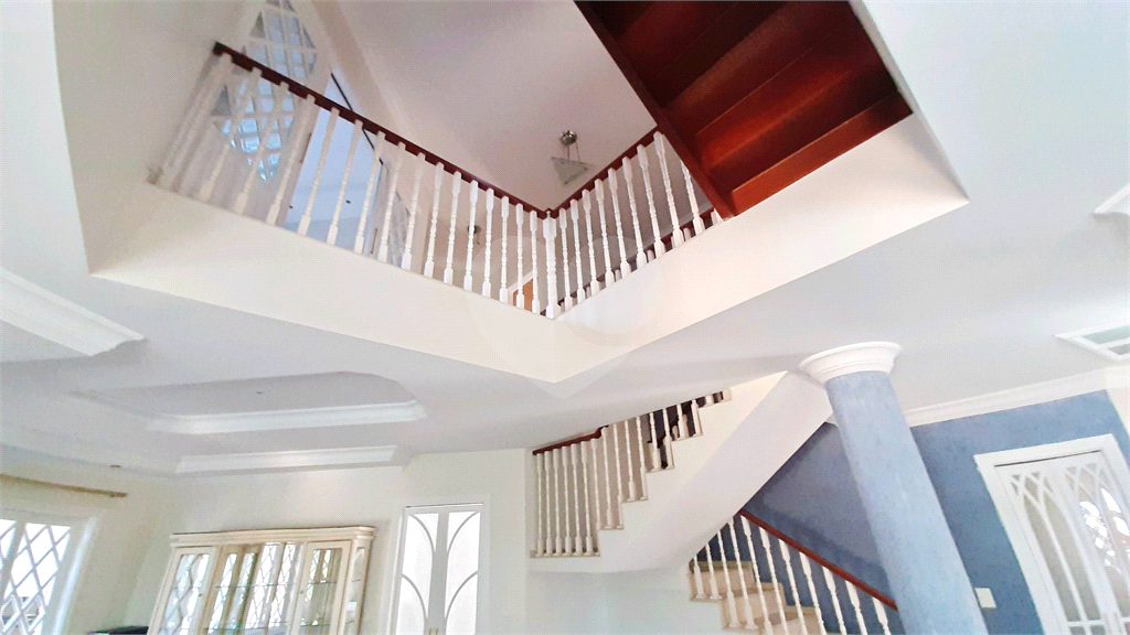 Condomínio Fechado Alto Padrão ao Pé da Serra da Cantareira com 4 suítes. 500 M²