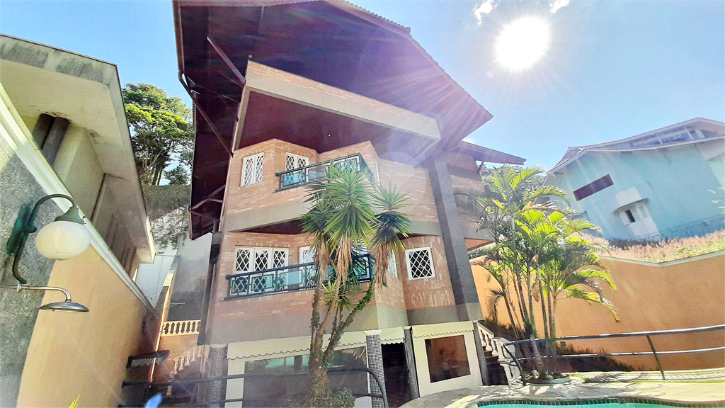 Condomínio Fechado Alto Padrão ao Pé da Serra da Cantareira com 4 suítes. 500 M²