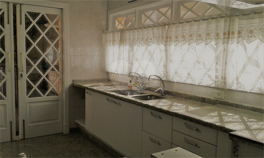 Condomínio Fechado Alto Padrão ao Pé da Serra da Cantareira com 4 suítes. 500 M²