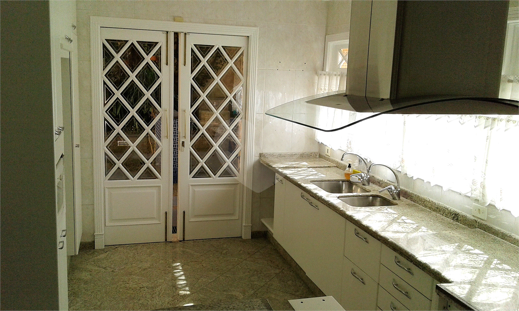 Condomínio Fechado Alto Padrão ao Pé da Serra da Cantareira com 4 suítes. 500 M²