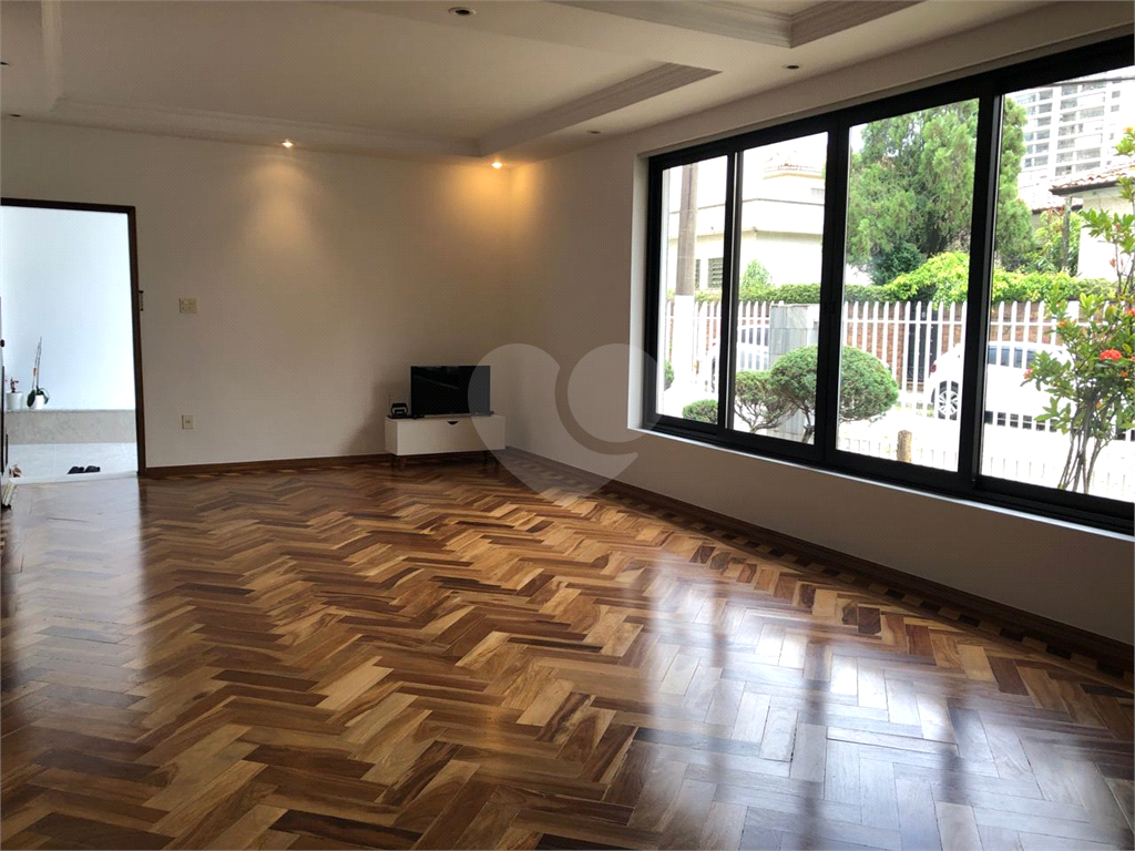 Sobrado à venda com 4 quartos, 250m² - Foto 1