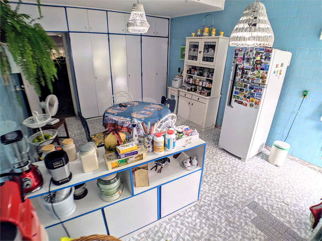 Sobrado com varanda, quintal, edícula, 3 quartos e 1 vaga, sala e cozinha amplas.