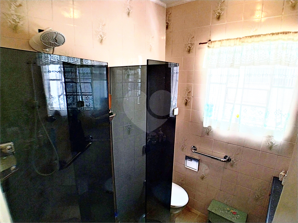 Sobrado com varanda, quintal, edícula, 3 quartos e 1 vaga, sala e cozinha amplas.