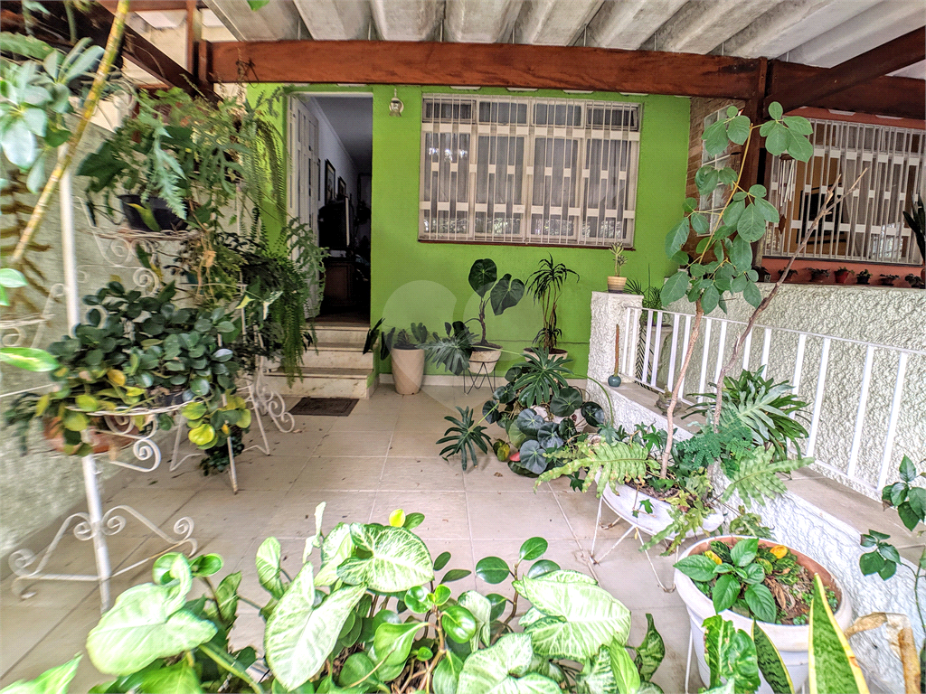 Sobrado com varanda, quintal, edícula, 3 quartos e 1 vaga, sala e cozinha amplas.