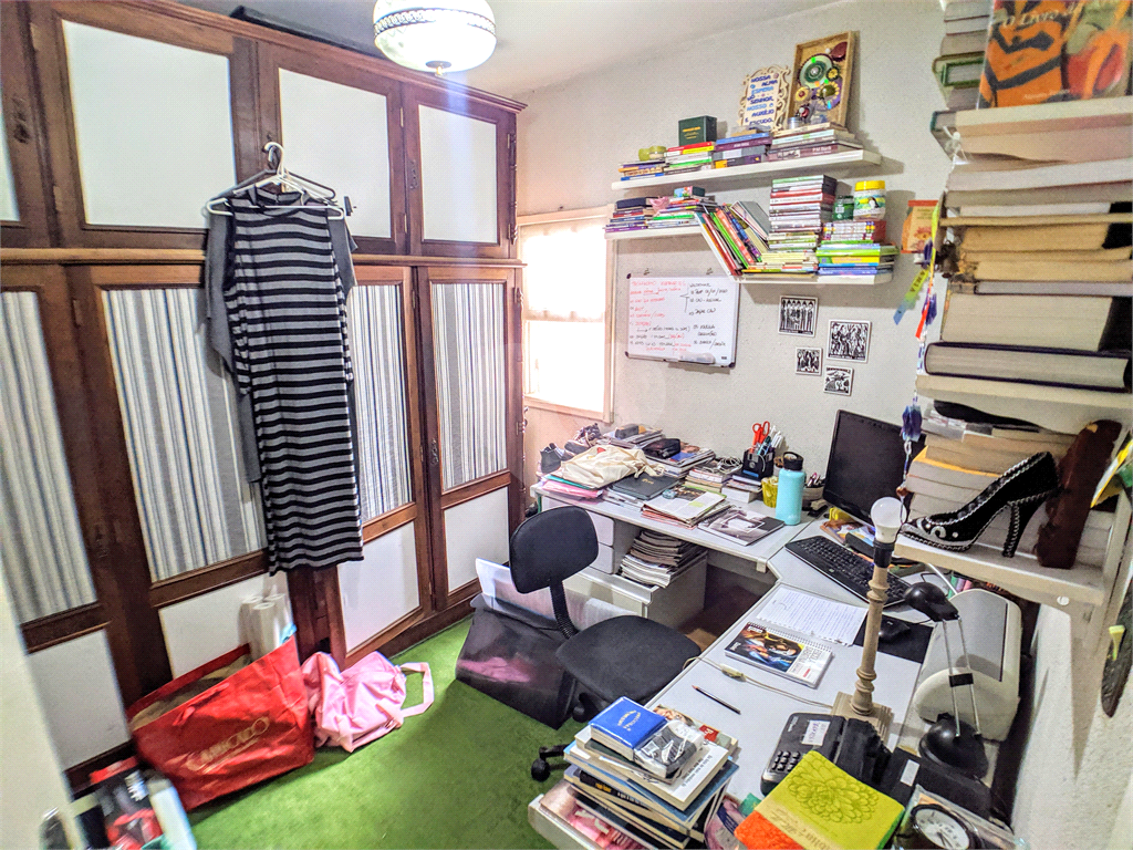 Sobrado com varanda, quintal, edícula, 3 quartos e 1 vaga, sala e cozinha amplas.