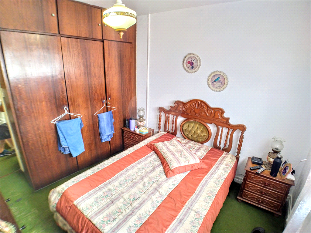 Sobrado com varanda, quintal, edícula, 3 quartos e 1 vaga, sala e cozinha amplas.