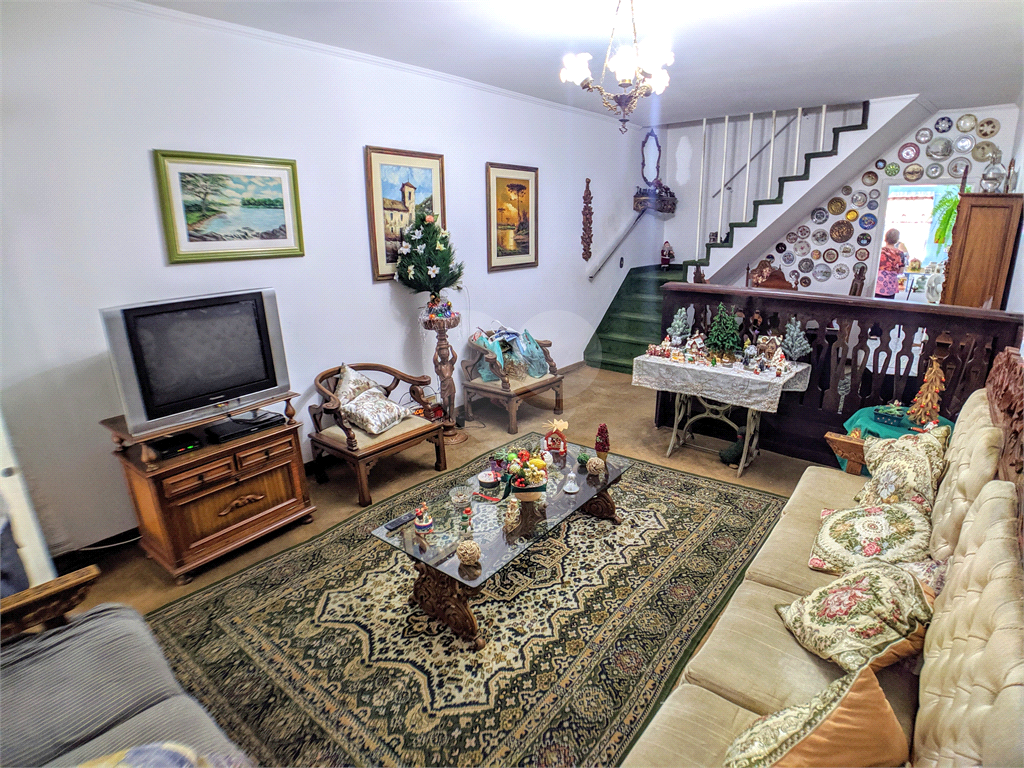 Sobrado com varanda, quintal, edícula, 3 quartos e 1 vaga, sala e cozinha amplas.