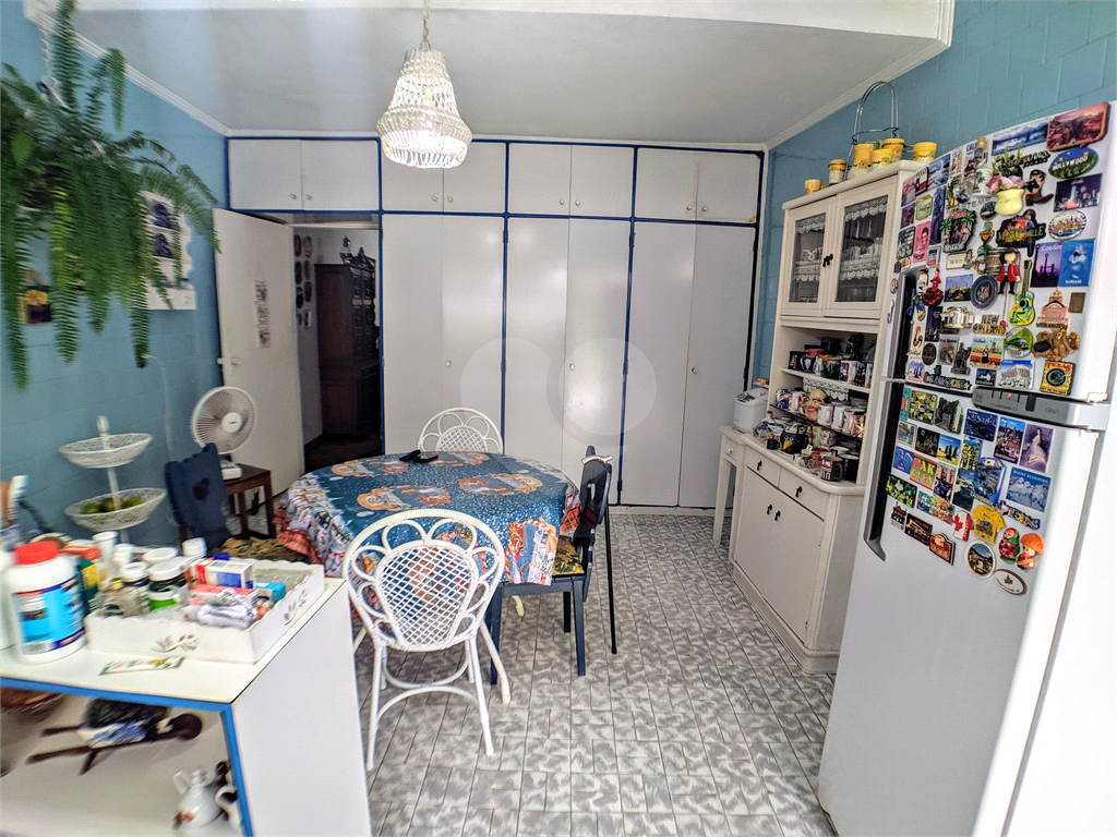 Sobrado com varanda, quintal, edícula, 3 quartos e 1 vaga, sala e cozinha amplas.
