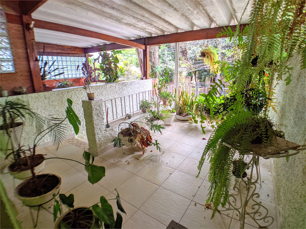Sobrado com varanda, quintal, edícula, 3 quartos e 1 vaga, sala e cozinha amplas.