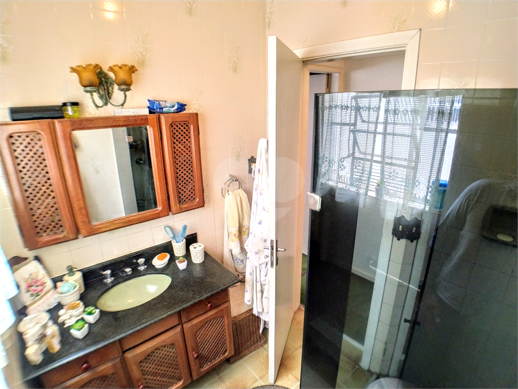 Sobrado com varanda, quintal, edícula, 3 quartos e 1 vaga, sala e cozinha amplas.