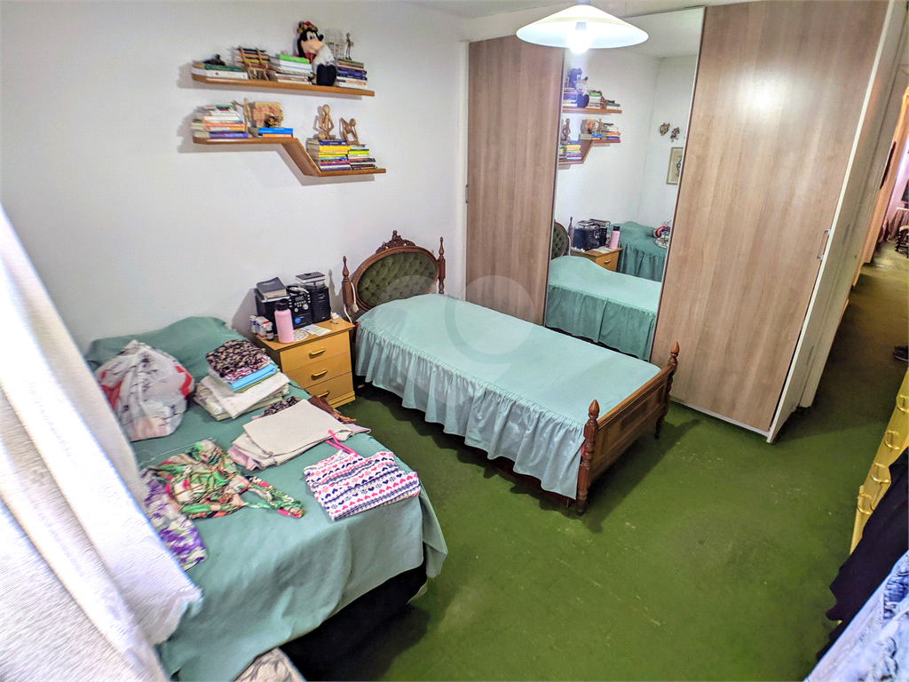 Sobrado com varanda, quintal, edícula, 3 quartos e 1 vaga, sala e cozinha amplas.