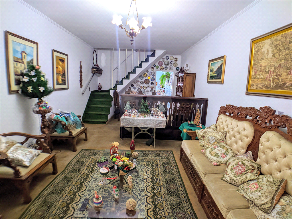 Sobrado com varanda, quintal, edícula, 3 quartos e 1 vaga, sala e cozinha amplas.