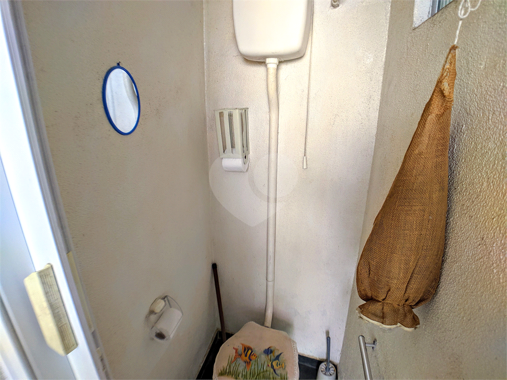 Sobrado com varanda, quintal, edícula, 3 quartos e 1 vaga, sala e cozinha amplas.