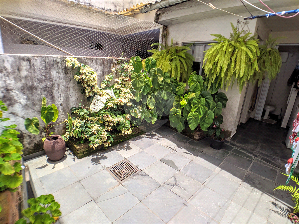 Sobrado com varanda, quintal, edícula, 3 quartos e 1 vaga, sala e cozinha amplas.