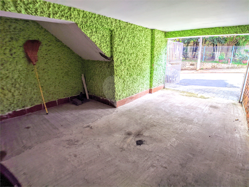Sobrado com varanda, quintal, edícula, 3 quartos e 1 vaga, sala e cozinha amplas.