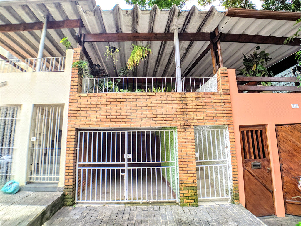 Sobrado com varanda, quintal, edícula, 3 quartos e 1 vaga, sala e cozinha amplas.
