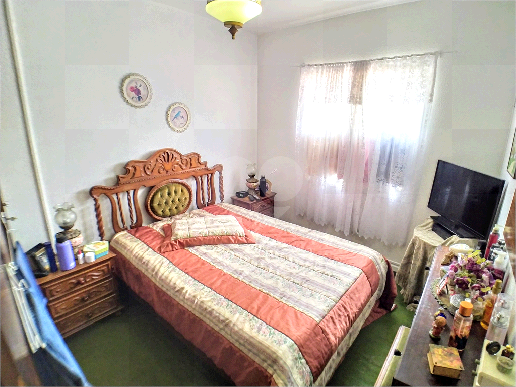 Sobrado com varanda, quintal, edícula, 3 quartos e 1 vaga, sala e cozinha amplas.