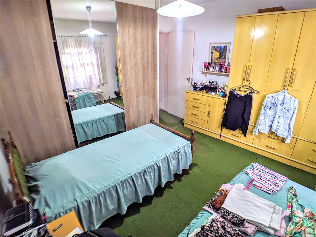 Sobrado com varanda, quintal, edícula, 3 quartos e 1 vaga, sala e cozinha amplas.