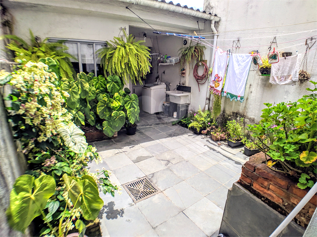 Sobrado com varanda, quintal, edícula, 3 quartos e 1 vaga, sala e cozinha amplas.