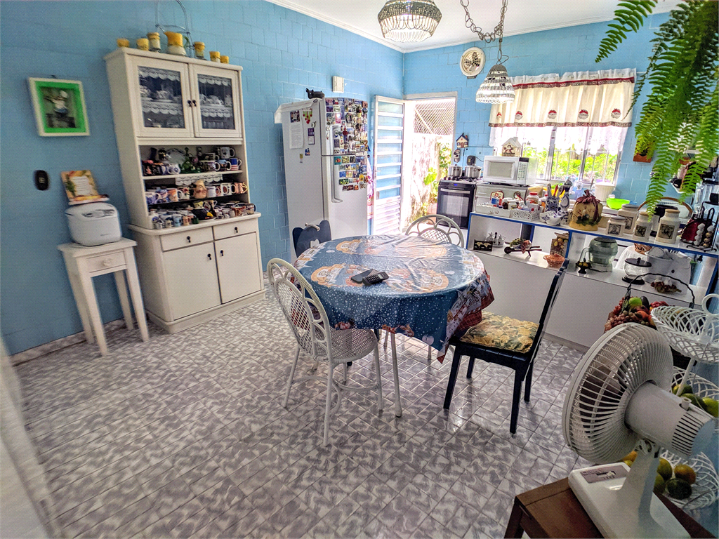 Sobrado com varanda, quintal, edícula, 3 quartos e 1 vaga, sala e cozinha amplas.