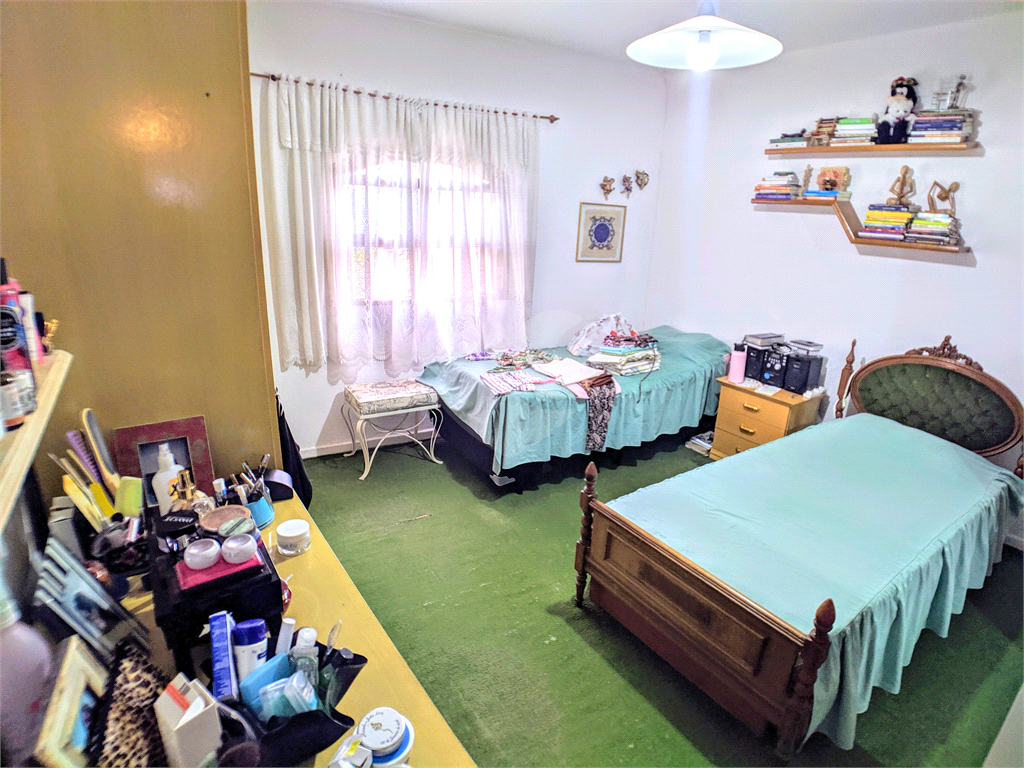 Sobrado com varanda, quintal, edícula, 3 quartos e 1 vaga, sala e cozinha amplas.