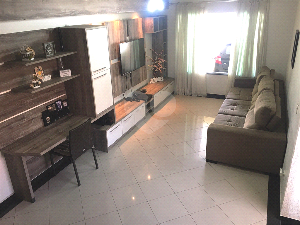 Sobrado semi-novo na Vila Constança