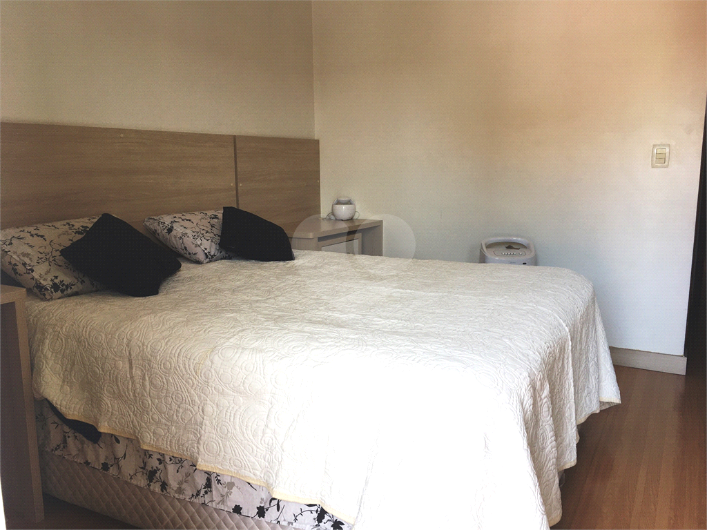 Sobrado semi-novo na Vila Constança