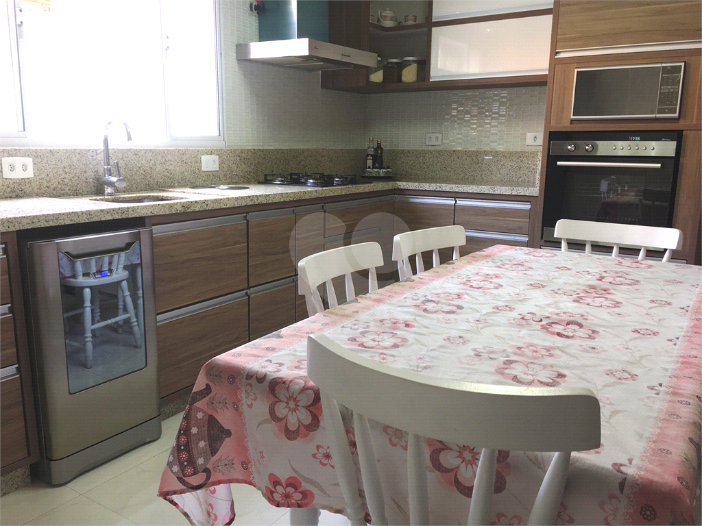 Sobrado semi-novo na Vila Constança