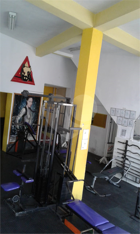 Prédio de esquina. Sobrado de 300 metros e salão comercial na parte inferior. Vila Guilherme