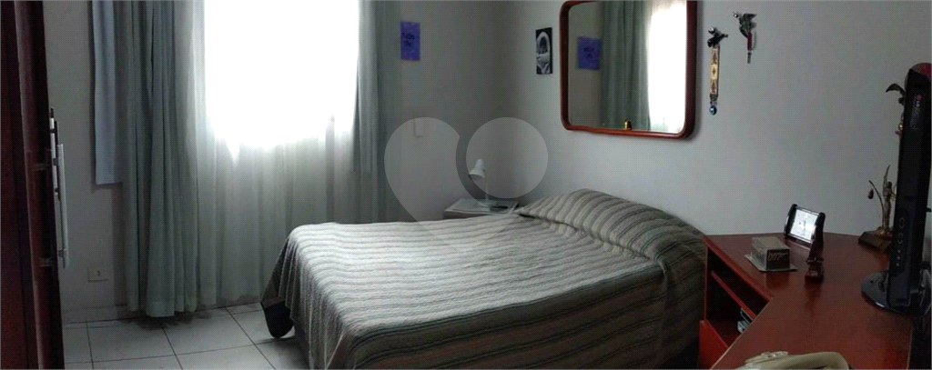 Prédio de esquina. Sobrado de 300 metros e salão comercial na parte inferior. Vila Guilherme