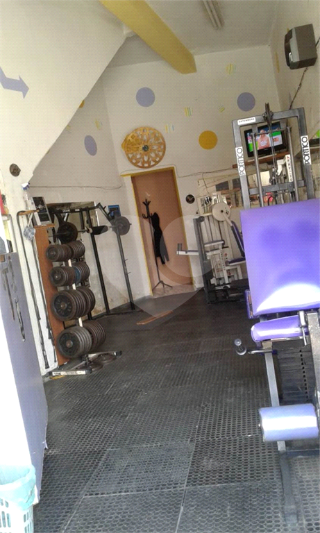 Prédio de esquina. Sobrado de 300 metros e salão comercial na parte inferior. Vila Guilherme