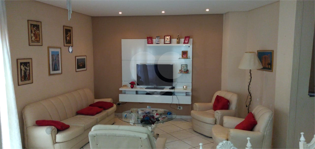 Prédio de esquina. Sobrado de 300 metros e salão comercial na parte inferior. Vila Guilherme