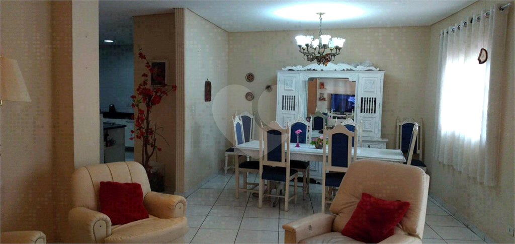 Prédio de esquina. Sobrado de 300 metros e salão comercial na parte inferior. Vila Guilherme