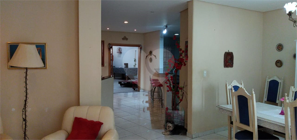 Prédio de esquina. Sobrado de 300 metros e salão comercial na parte inferior. Vila Guilherme