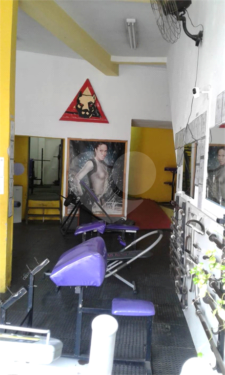 Prédio de esquina comercial e ou residencial. Reformado