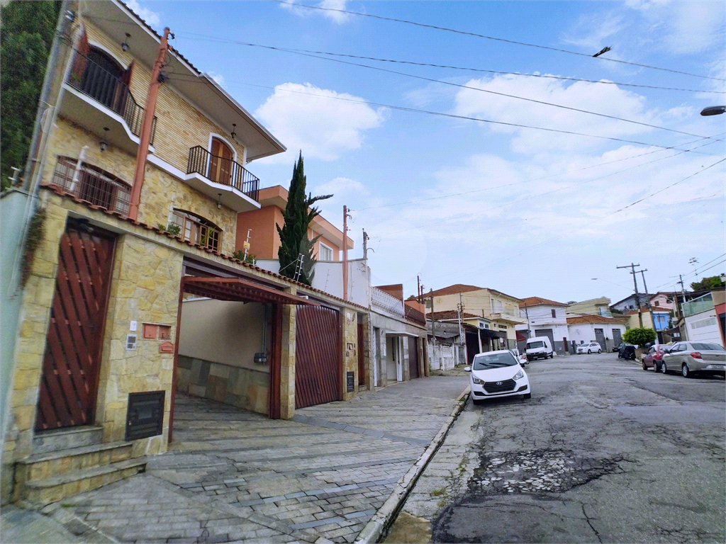 Sobrado com 3 suítes, 5 banheiros, 4 vagas, quintal e churrasqueira.