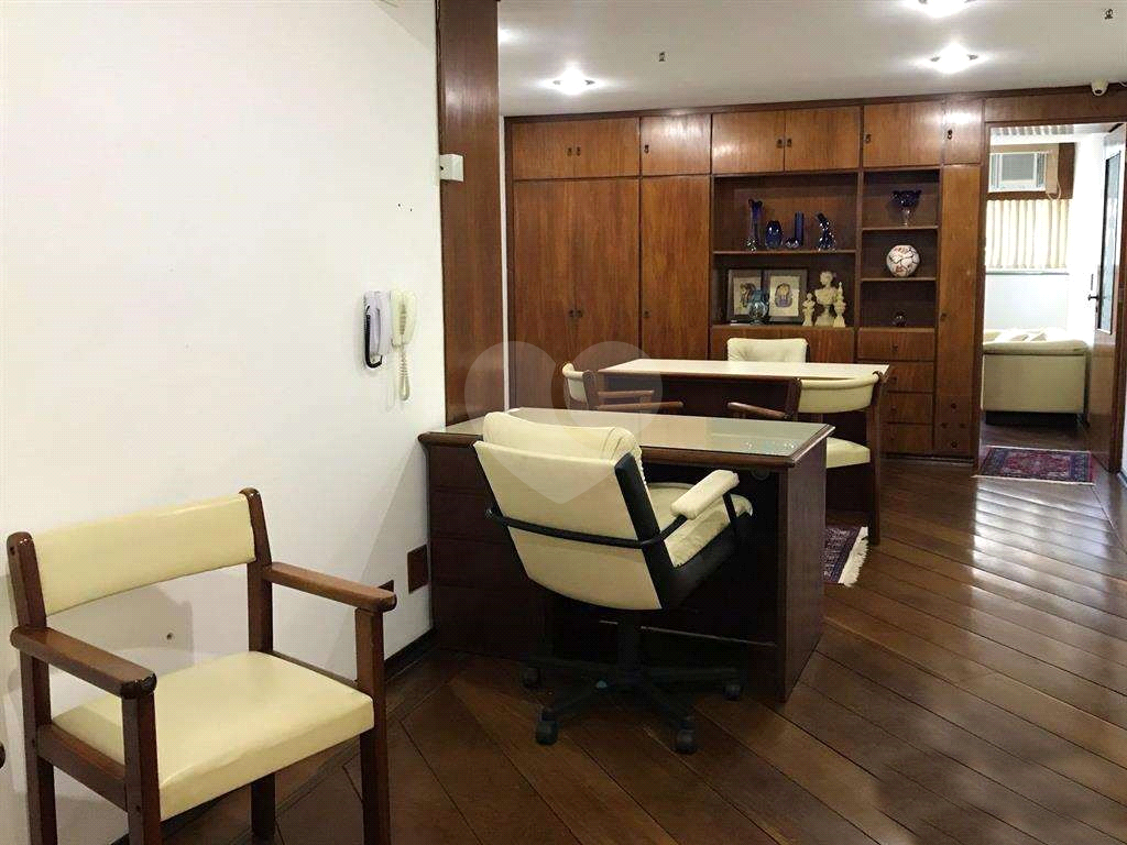 Sala comercial. 300 metros do Metrô. Com móveis e dois banheiros. Andar alto. 